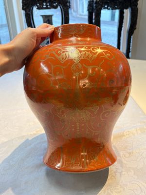 A pair of Chinese gilt-decorated coral-ground covered vases and a 'Double Happiness 囍' jardinière, 19th C. — foto 4