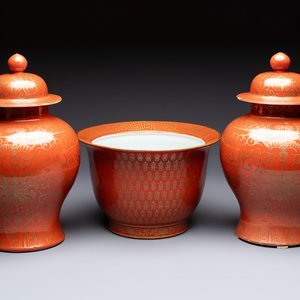 A pair of Chinese gilt-decorated coral-ground covered vases and a 'Double Happiness 囍' jardinière, 19th C. — foto 1