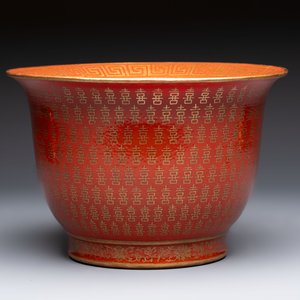 A pair of Chinese gilt-decorated coral-ground covered vases and a 'Double Happiness 囍' jardinière, 19th C. — foto 2