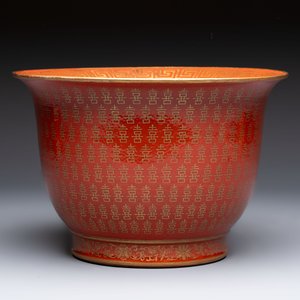 A pair of Chinese gilt-decorated coral-ground covered vases and a 'Double Happiness 囍' jardinière, 19th C. — foto 3