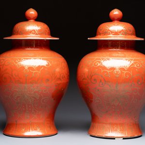 A pair of Chinese gilt-decorated coral-ground covered vases and a 'Double Happiness 囍' jardinière, 19th C. — foto 6