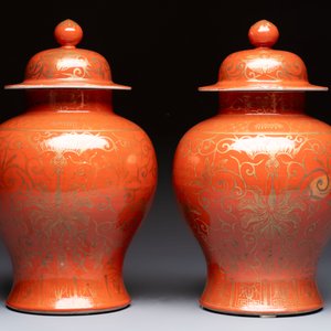 A pair of Chinese gilt-decorated coral-ground covered vases and a 'Double Happiness 囍' jardinière, 19th C. — foto 8