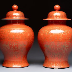 A pair of Chinese gilt-decorated coral-ground covered vases and a 'Double Happiness 囍' jardinière, 19th C. — foto 9