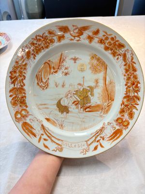 A pair of Chinese gilt-decorated iron-red 'Baptism' dishes, Yongzheng — photo 1