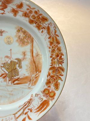 A pair of Chinese gilt-decorated iron-red 'Baptism' dishes, Yongzheng — photo 4