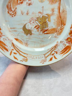 A pair of Chinese gilt-decorated iron-red 'Baptism' dishes, Yongzheng — photo 5