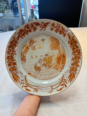 A pair of Chinese gilt-decorated iron-red 'Baptism' dishes, Yongzheng — photo 9