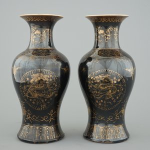 A pair of Chinese gilt-decorated mirror black vases, 18/19th C. — photo 1