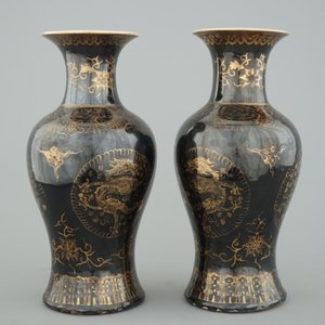 A pair of Chinese gilt-decorated mirror black vases, 18/19th C. — photo 2