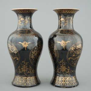 A pair of Chinese gilt-decorated mirror black vases, 18/19th C. — photo 3