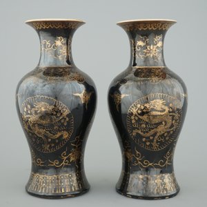 A pair of Chinese gilt-decorated mirror black vases, 18/19th C. — photo 4