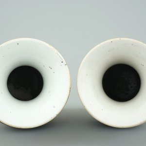 A pair of Chinese gilt-decorated mirror black vases, 18/19th C. — photo 5