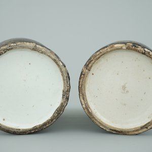 A pair of Chinese gilt-decorated mirror black vases, 18/19th C. — photo 6