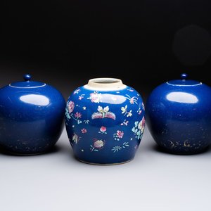 A pair of Chinese gilt-decorated powder-blue-ground covered jars and a famille rose powder-blue-ground jar, 18/19th C. — photo 1