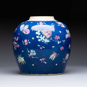 A pair of Chinese gilt-decorated powder-blue-ground covered jars and a famille rose powder-blue-ground jar, 18/19th C. — photo 11