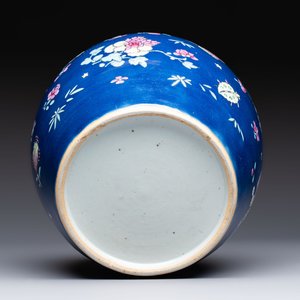 A pair of Chinese gilt-decorated powder-blue-ground covered jars and a famille rose powder-blue-ground jar, 18/19th C. — photo 13