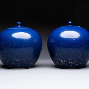A pair of Chinese gilt-decorated powder-blue-ground covered jars and a famille rose powder-blue-ground jar, 18/19th C. — photo 2