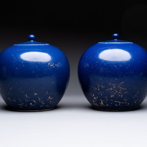 A pair of Chinese gilt-decorated powder-blue-ground covered jars and a famille rose powder-blue-ground jar, 18/19th C. — photo 4