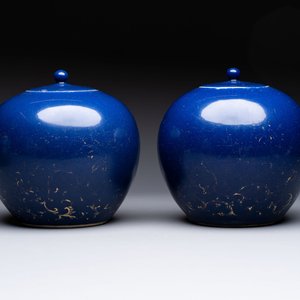 A pair of Chinese gilt-decorated powder-blue-ground covered jars and a famille rose powder-blue-ground jar, 18/19th C. — photo 5