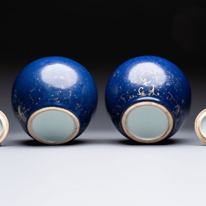 A pair of Chinese gilt-decorated powder-blue-ground covered jars and a famille rose powder-blue-ground jar, 18/19th C. — photo 7