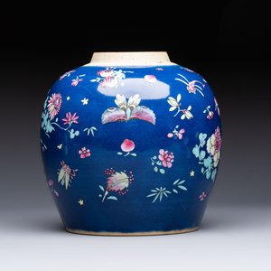 A pair of Chinese gilt-decorated powder-blue-ground covered jars and a famille rose powder-blue-ground jar, 18/19th C. — photo 8