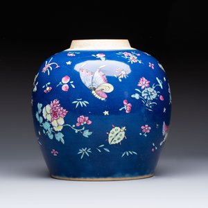 A pair of Chinese gilt-decorated powder-blue-ground covered jars and a famille rose powder-blue-ground jar, 18/19th C. — photo 9