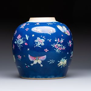 A pair of Chinese gilt-decorated powder-blue-ground covered jars and a famille rose powder-blue-ground jar, 18/19th C. — photo 10