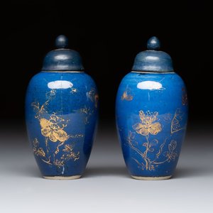 A pair of Chinese gilt-decorated powder-blue-ground miniature vases and wooden covers, 18th C. — foto 1
