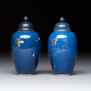 A pair of Chinese gilt-decorated powder-blue-ground miniature vases and wooden covers, 18th C. — foto 2