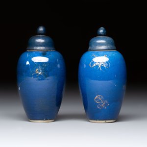 A pair of Chinese gilt-decorated powder-blue-ground miniature vases and wooden covers, 18th C. — foto 3