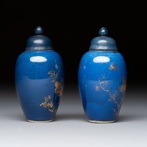 A pair of Chinese gilt-decorated powder-blue-ground miniature vases and wooden covers, 18th C. — foto 4