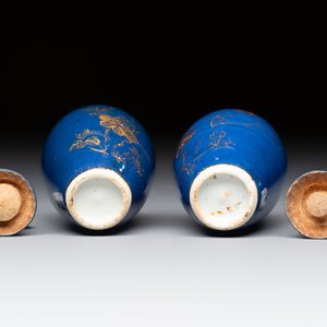 A pair of Chinese gilt-decorated powder-blue-ground miniature vases and wooden covers, 18th C. — foto 6