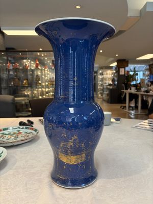 A pair of Chinese gilt-decorated powder-blue 'yenyen' vases, Kangxi — foto 1