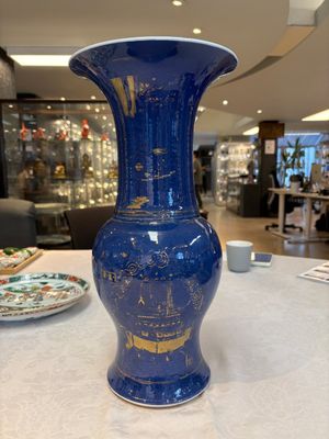 A pair of Chinese gilt-decorated powder-blue 'yenyen' vases, Kangxi — foto 12