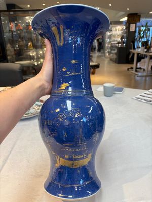 A pair of Chinese gilt-decorated powder-blue 'yenyen' vases, Kangxi — foto 13