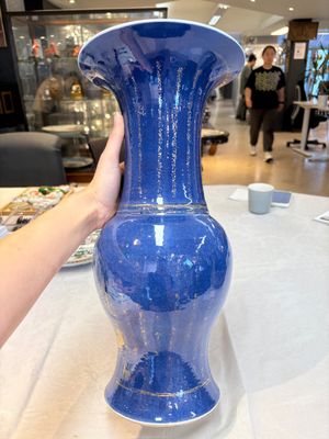 A pair of Chinese gilt-decorated powder-blue 'yenyen' vases, Kangxi — foto 14