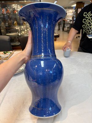 A pair of Chinese gilt-decorated powder-blue 'yenyen' vases, Kangxi — foto 15