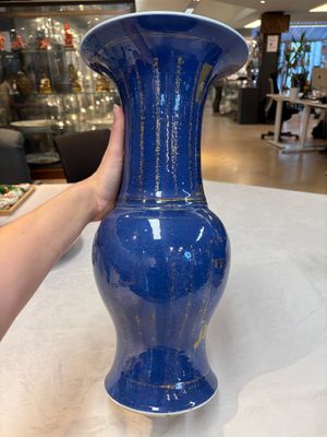 A pair of Chinese gilt-decorated powder-blue 'yenyen' vases, Kangxi — foto 16