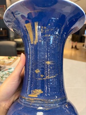 A pair of Chinese gilt-decorated powder-blue 'yenyen' vases, Kangxi — foto 19