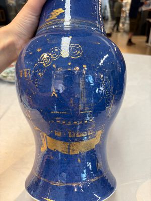 A pair of Chinese gilt-decorated powder-blue 'yenyen' vases, Kangxi — foto 20