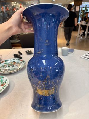 A pair of Chinese gilt-decorated powder-blue 'yenyen' vases, Kangxi — foto 2