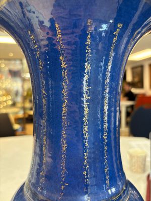 A pair of Chinese gilt-decorated powder-blue 'yenyen' vases, Kangxi — foto 21