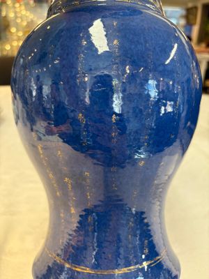 A pair of Chinese gilt-decorated powder-blue 'yenyen' vases, Kangxi — foto 22