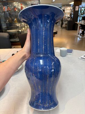 A pair of Chinese gilt-decorated powder-blue 'yenyen' vases, Kangxi — foto 3