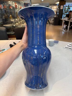 A pair of Chinese gilt-decorated powder-blue 'yenyen' vases, Kangxi — foto 4