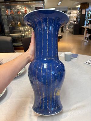 A pair of Chinese gilt-decorated powder-blue 'yenyen' vases, Kangxi — foto 5