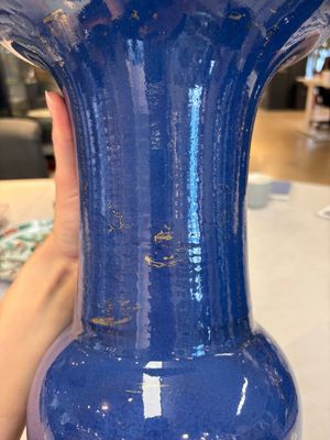 A pair of Chinese gilt-decorated powder-blue 'yenyen' vases, Kangxi — foto 8