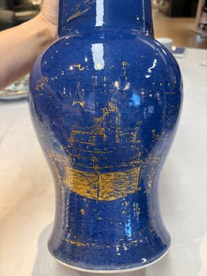 A pair of Chinese gilt-decorated powder-blue 'yenyen' vases, Kangxi — foto 9