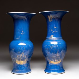 A pair of Chinese gilt-decorated powder-blue 'yenyen' vases, Kangxi — foto 1