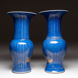 A pair of Chinese gilt-decorated powder-blue 'yenyen' vases, Kangxi — foto 2